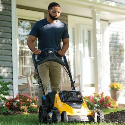 男子使用幼童电动推草机