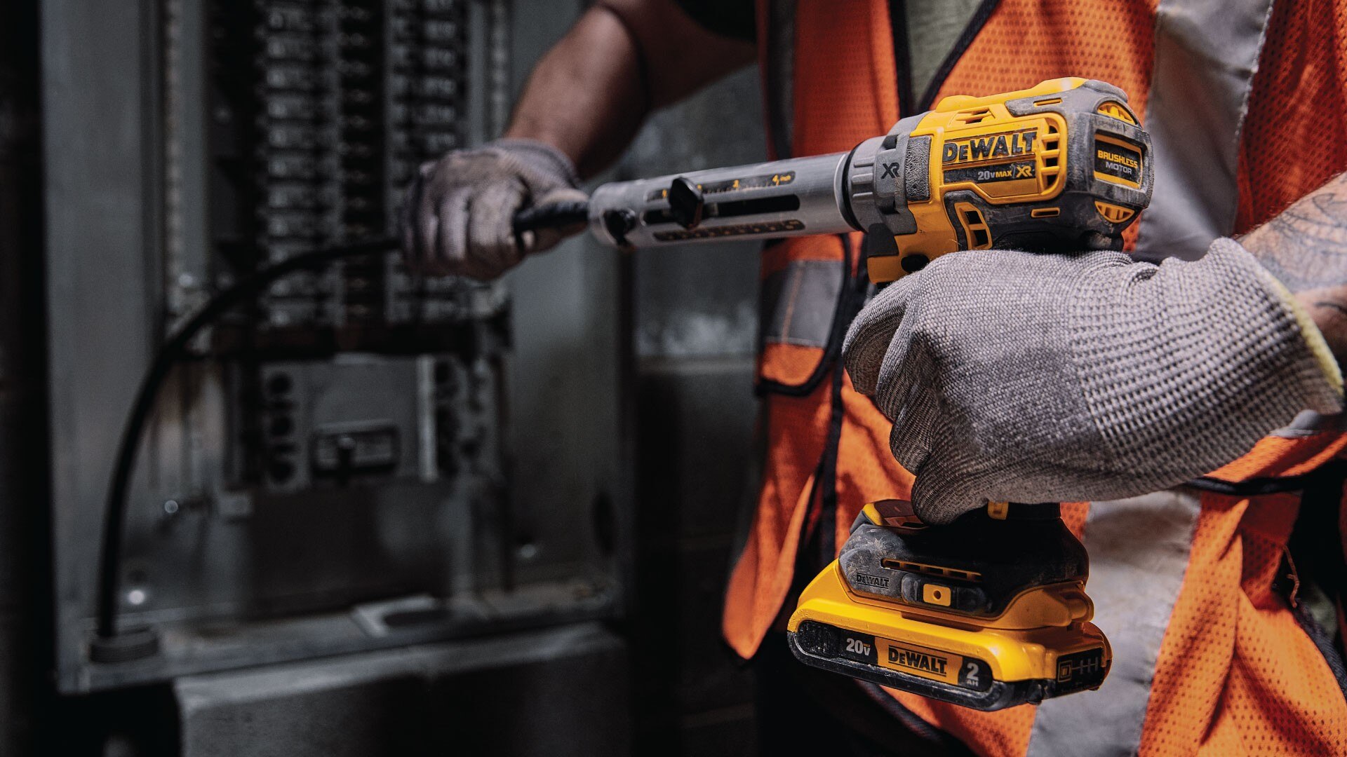 一名建筑专业人士在工地上使用DEWALT Powerstack钻头