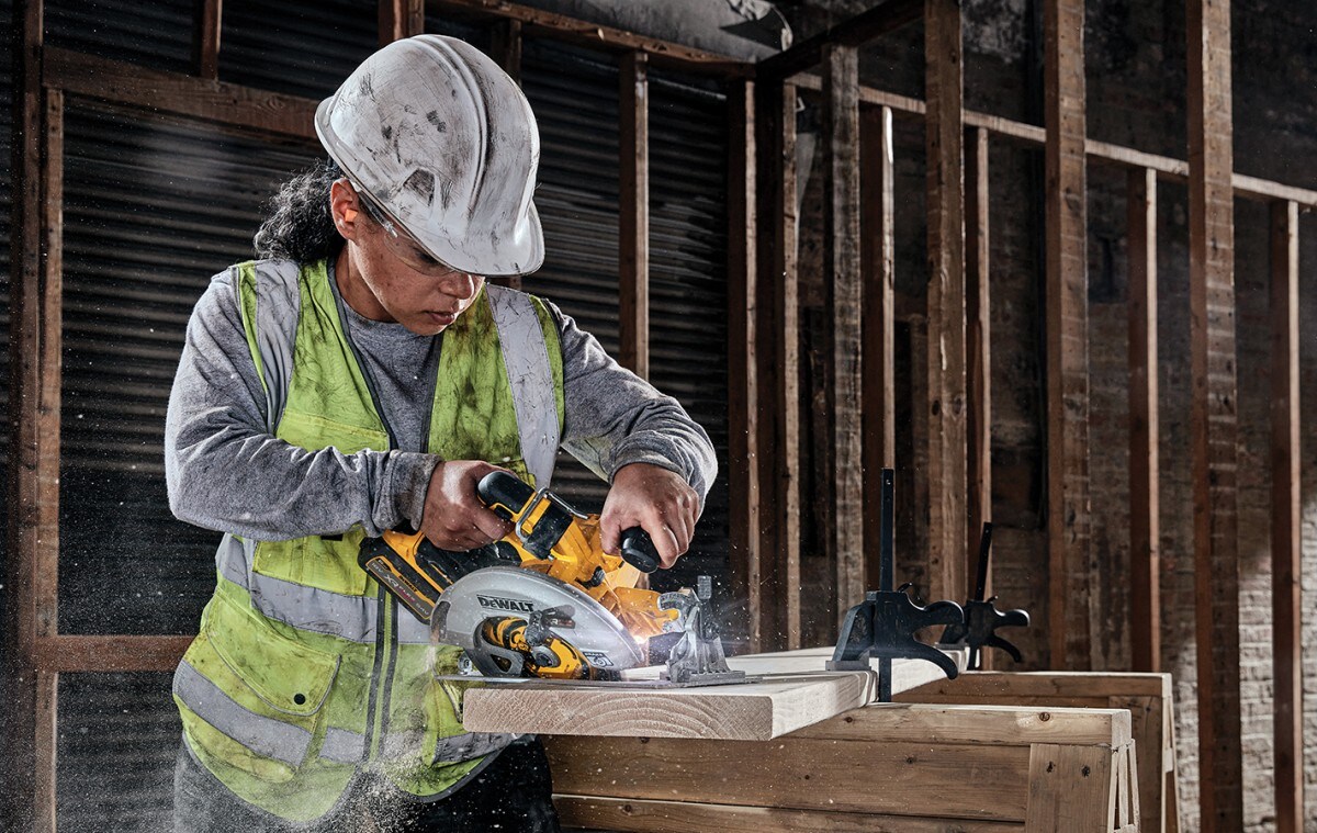 工地上的妇女正在使用德沃特电锯