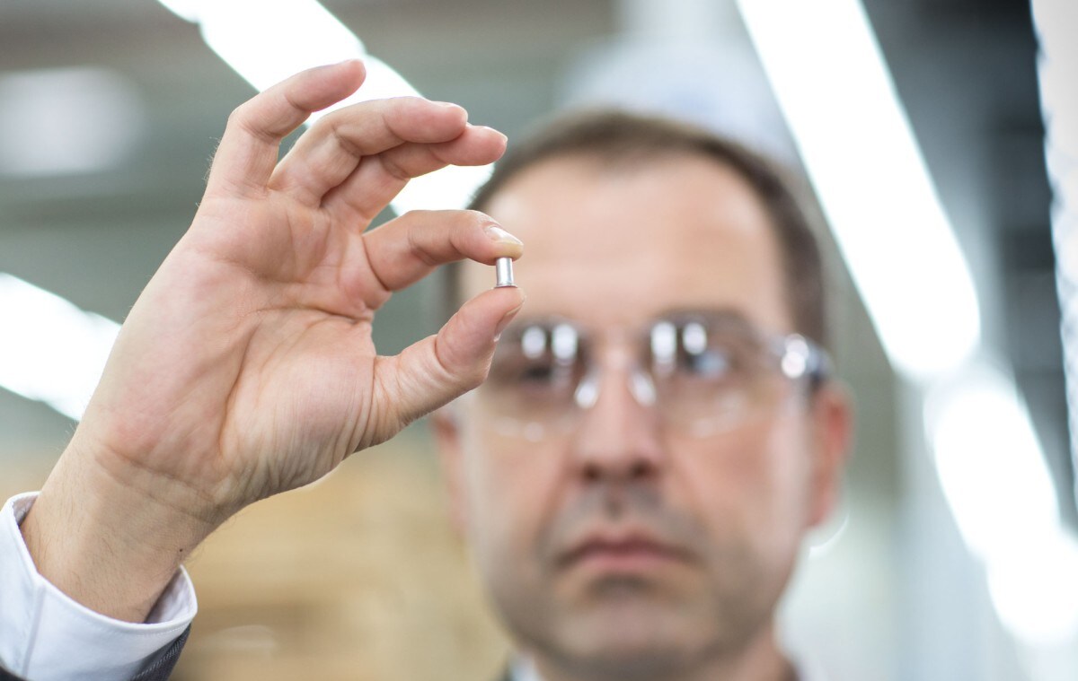 一个人在检查一个紧固件