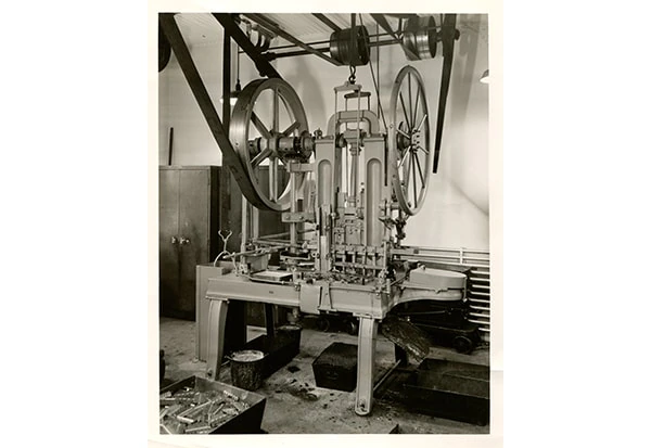 Hole punching machine