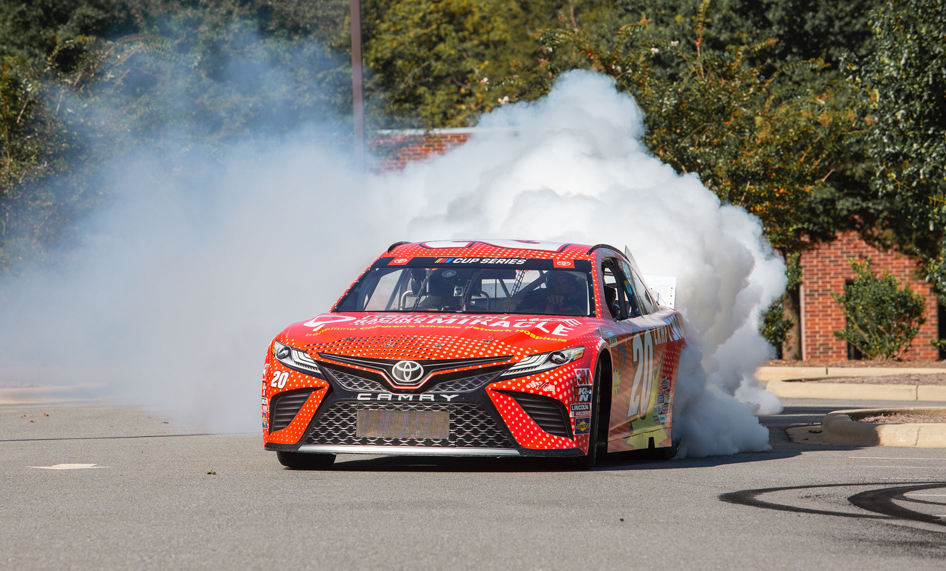 NASCAR Driver Erik Jones，Craftsman®和Ace硬件团队支持儿童奇迹网络医院®