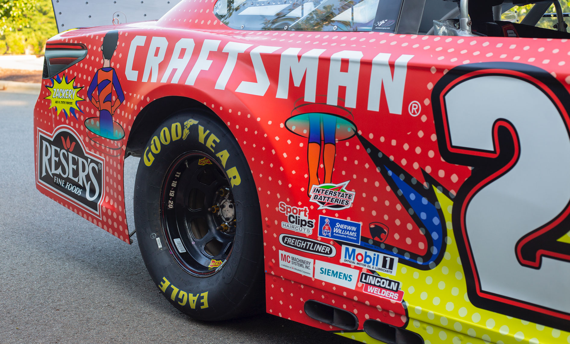 NASCAR Driver Erik Jones，Craftsman®和Ace硬件团队支持儿童奇迹网络医院®